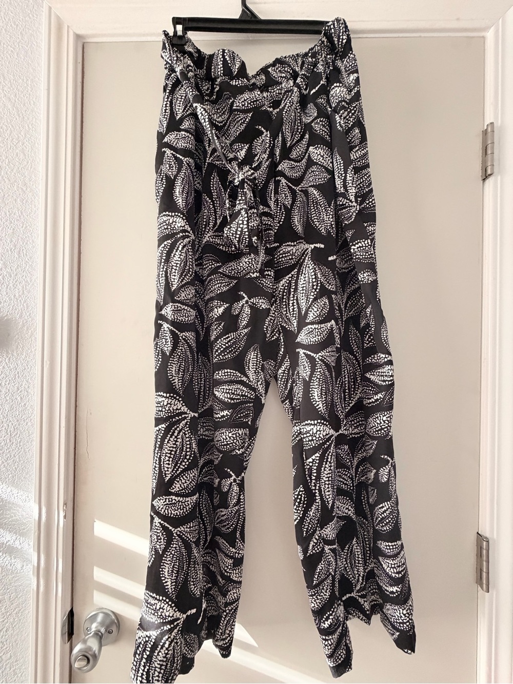 Black & White Leaf Print Wide-Leg Pants